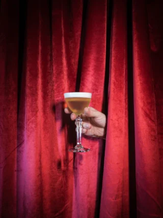 💕 Valentýn je tady a my jsme připravili speciální akci – první koktejl ke každé rezervaci zdarma!

🍸🍸Pouze dnes navíc servírujeme valentýnské speciály Club (c)lover a Love-ender.

🎩 Přijďte si užít romantický večer plný atmosféry a živé magie s kouzelníkem @sergejkurbanov přímo u vašeho stolu.

👉 Rezervace na illusionbar.cz