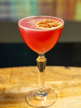 💕 Valentýn 14. 2. v ILLUSIONu – večer pro dva plný atmosféry a kouzel.

🎩 Romantický magic night s @sergejkurbanov a magie přímo u vašeho stolu.

🎁✨ Dárek pro páry: první koktejl dle vašeho výběru zdarma ke každé rezervaci.

👉Místa rychle mizí – rezervujte si své na illusionbar.cz